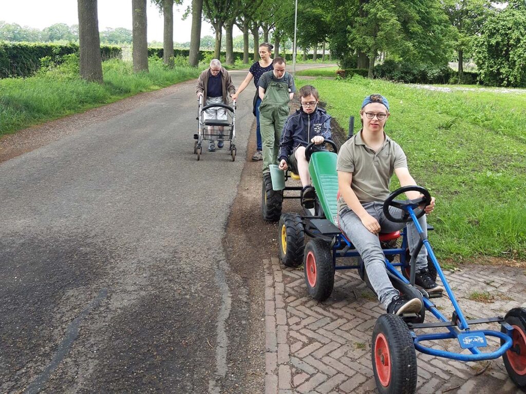 Op pad met de skelters tijdens dagbesteding in Venray